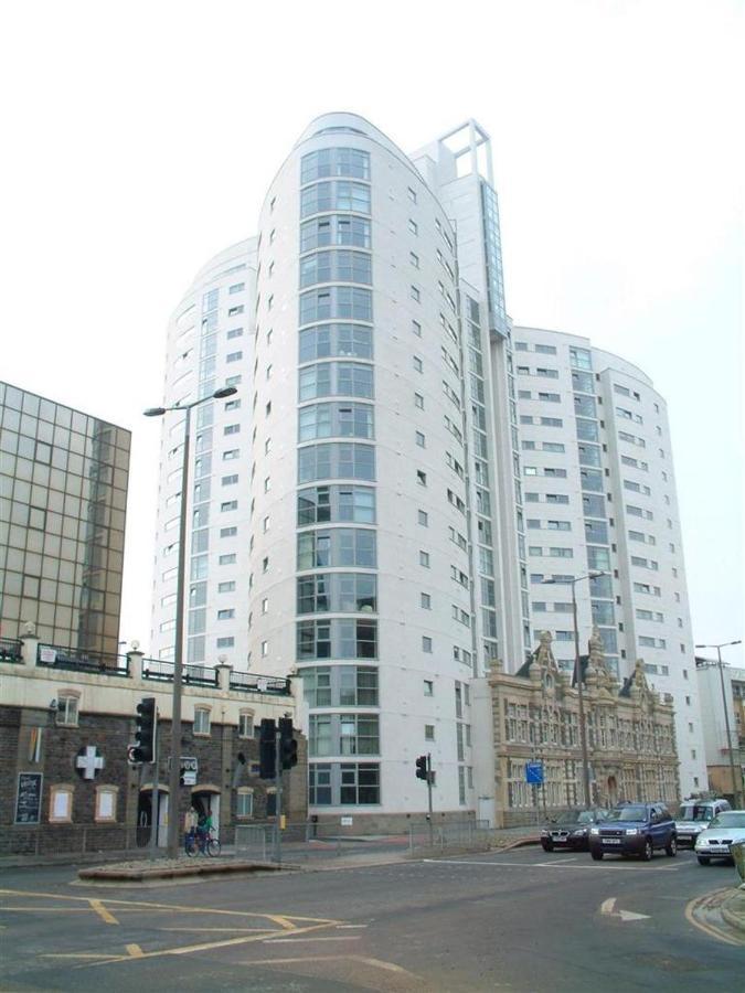 2 Bedroom City Centre Apartment With Free Parking Cardiff Eksteriør bilde